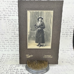 Foto de retrato antiguo fechada a finales de 1800 y principios de 1900. Tarjeta de gabinete. Imagen antigua original, vintage.
