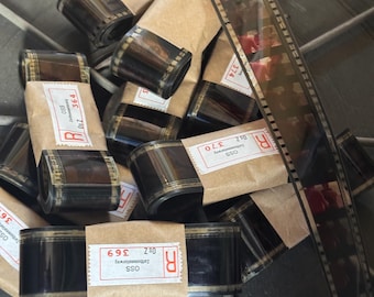 Vintage-Filmband aus dem französischen Kino. Alter 35-mm-Film aus Frankreich, analoge Videoaufzeichnung aus dem Kino.