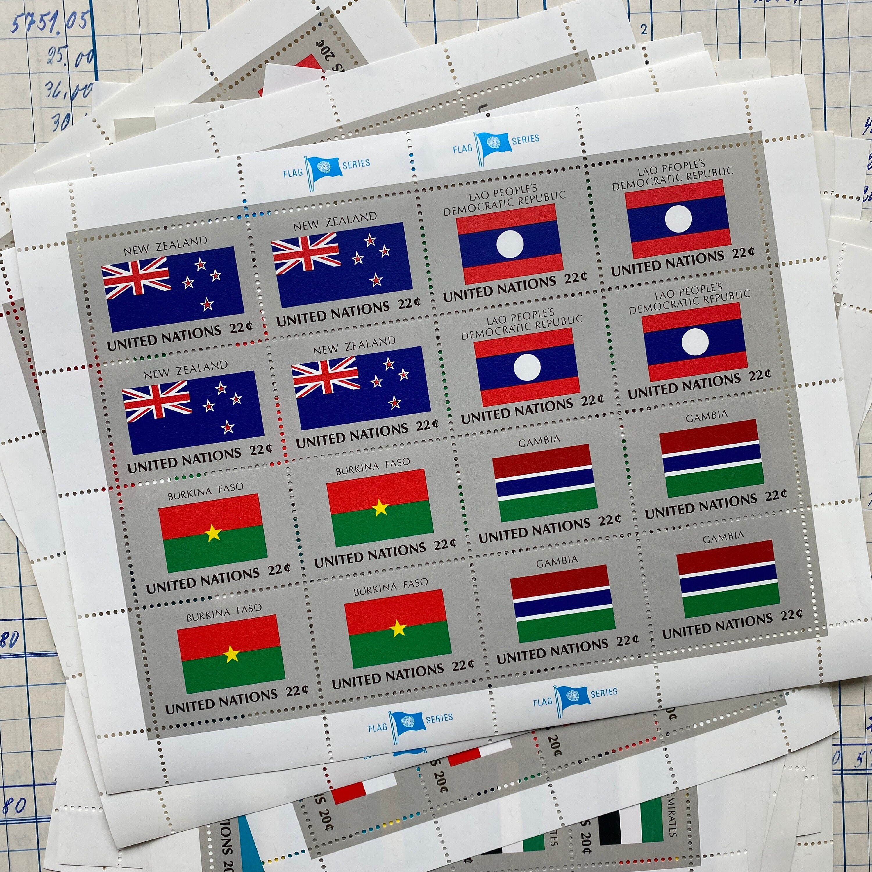 レア！UNITED NATIONS SOUVENIR FLAG STAMPS Large Set With 40 Flag Stamps Sheets, Flag Series, United Nations