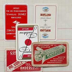 Set mit roten Vintage-Spielkarten. Werbespielkarten