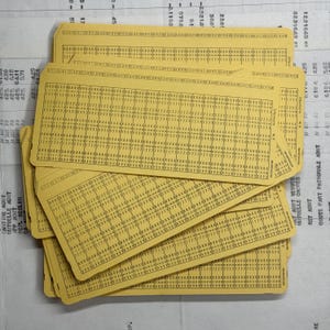 Cartes perforées IBM - cartes de stockage de données jaunes vintage, ordinateur