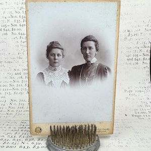 Foto de retrato antiguo fechada a finales de 1800 y principios de 1900. Tarjeta de gabinete. Imagen antigua original, vintage.