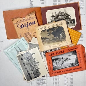 Lot restant avec des dossiers de photos instantanées vintage, des petites cartes postales souvenirs, des photographies en noir et blanc, des livrets de photos instantanées de voyage d'Europe