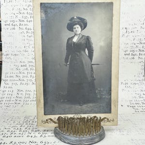 Foto de retrato antiguo fechada a finales de 1800 y principios de 1900. Tarjeta de gabinete. Imagen antigua original, vintage.