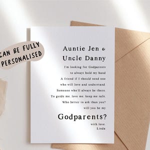 K&ouml;nnte beinhalten: Eine wei&szlig;e Karte mit schwarzem Text, auf der steht: "Tante Jen & Onkel Danny, werdet ihr meine Paten?" mit Liebe, Linda.