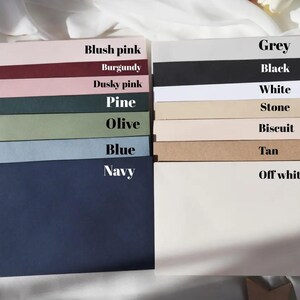 Op de afbeelding: Een verzameling van 14 kleurstalen, waaronder blush roze, bordeaux, donker roze, den, olijf, blauw, marine, grijs, zwart, wit, steen, biscuit, bruin en off-white.