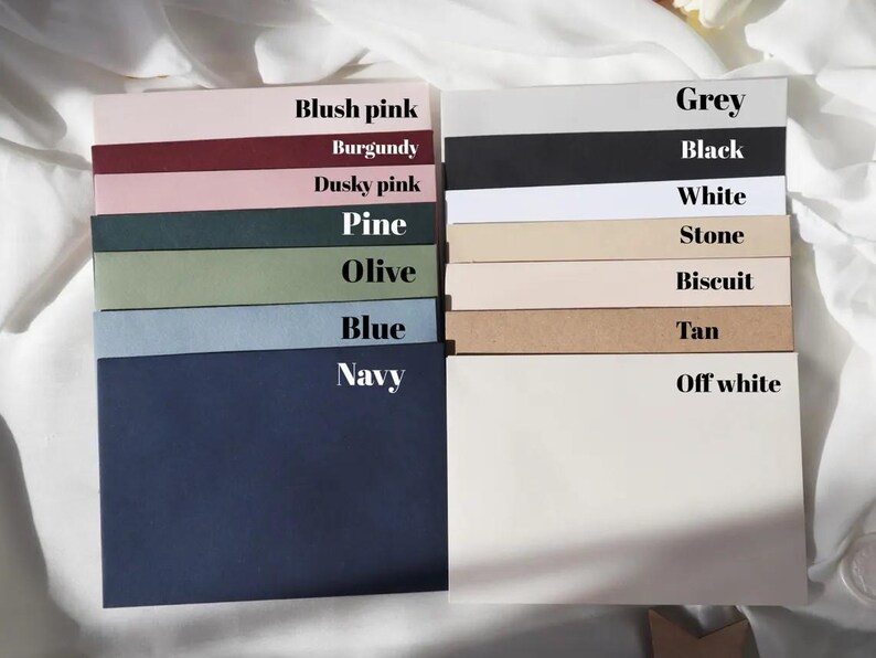 Op de afbeelding: Een verzameling van 14 kleurstalen, waaronder blush roze, bordeaux, donker roze, den, olijf, blauw, marine, grijs, zwart, wit, steen, biscuit, bruin en off-white.