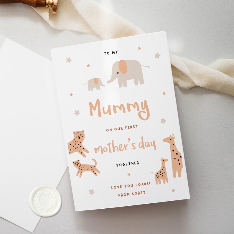 Op de afbeelding: Een witte kaart met een roze en bruine illustratie van dieren. De kaart zegt "To My Mummy On Our First Mother's Day Together Love You Loads! From Corey."