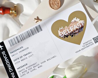 Op de afbeelding: Een witte en gouden instapkaart met een kraslot-hart dat de bestemming, Belfast, onthult. De boodschap op de kaart luidt "Gefeliciteerd met je verjaardag! Ik hoop dat je van je vakantie geniet. Veel liefs, Mama."