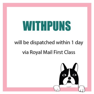 K&ouml;nnte beinhalten: Ein rosa Quadrat mit wei&szlig;em Text, der "WITHPUNS will be dispatched within 1 day via Royal Mail First Class" lautet. Ein schwarz-wei&szlig;es Cartoon-H&uuml;ndchen mit einem &uuml;berraschten Ausdruck schaut &uuml;ber den unteren Rand des Quadrats.