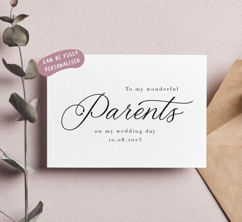 Peut inclure: Une carte blanche avec du texte noir qui dit "To my wonderful Parents on my wedding day 10.08.2023". La carte est sur une surface rose p&acirc;le.