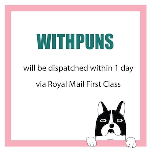 Może przedstawiać: R&oacute;żowy kwadrat z białym tekstem, kt&oacute;ry brzmi "WITHPUNS will be dispatched within 1 day via Royal Mail First Class". Czarno-biały rysunkowy pies z zaskoczonym wyrazem twarzy zagląda zza dolnej krawędzi kwadratu.