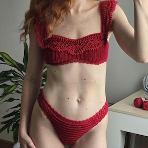 Gehaakte rode bikini met ruches. Handgemaakt boho-zwempak van kant. 100% katoen.
