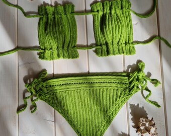 Conjunto de bikini de crochet verde lima, traje de baño bohemio hecho a mano, top de bikini bandeau fruncido.