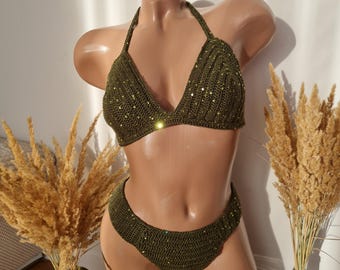 Bikini de crochet verde oliva hecho a mano con lentejuelas: conjunto de baño suave y brillante.