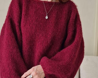 Handgebreide trui van alpacazijde – bordeauxrode oversized trui met pluizige ballonmouwen