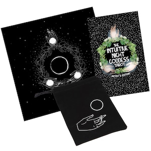 Pu&ograve; includere: Una borsa di velluto nero con un design a mano e luna bianchi. La borsa &egrave; accanto a un panno da tarot nero con un design a mano e luna bianchi. Il panno da tarot &egrave; accanto a una carta da tarot in bianco e nero con il testo "The Intuitive Night Goddess Tarot Artist's Edition".
