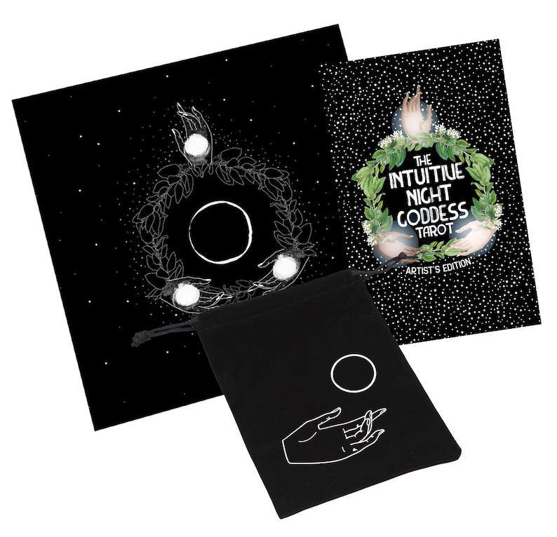Pu&ograve; includere: Una borsa di velluto nero con un design a mano e luna bianchi. La borsa &egrave; accanto a un panno da tarot nero con un design a mano e luna bianchi. Il panno da tarot &egrave; accanto a una carta da tarot in bianco e nero con il testo "The Intuitive Night Goddess Tarot Artist's Edition".