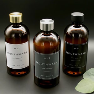Wiederverwendbare Mundwasserflasche aus Braunglas mit schwarzem, messingfarbenem oder silbernem Metallverschluss und einer Auswahl an weißen, grauen oder schwarzen Etikett