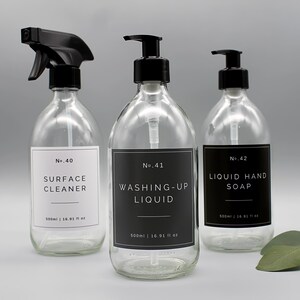 Puede incluir: Tres botellas de vidrio con tapas de bomba negras y etiquetas. Las botellas est&aacute;n llenas de l&iacute;quido transparente. Las etiquetas tienen texto negro sobre fondo blanco. Las etiquetas dicen "No. 40 Surface Cleaner 500ml | 16.91 fl oz", "No. 41 Washing-Up Liquid 500ml | 16.91 fl oz" y "No. 42 Liquid Hand Soap 500ml | 16.91 fl oz".