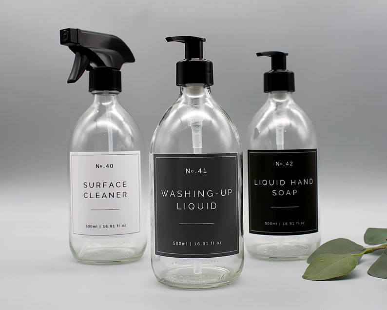 Puede incluir: Tres botellas de vidrio con tapas de bomba negras y etiquetas. Las botellas est&aacute;n llenas de l&iacute;quido transparente. Las etiquetas tienen texto negro sobre fondo blanco. Las etiquetas dicen "No. 40 Surface Cleaner 500ml | 16.91 fl oz", "No. 41 Washing-Up Liquid 500ml | 16.91 fl oz" y "No. 42 Liquid Hand Soap 500ml | 16.91 fl oz".