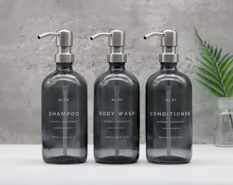 Navulbare fles voor badkamer met rookglas: shampoo, body wash, conditioner met pompje van zilverkleurig metaal