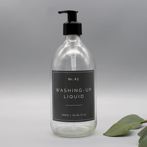 Puede incluir: Una botella de vidrio transparente con un dispensador de bomba negro. La botella tiene una etiqueta en blanco y negro que dice "No. 41 WASHING-UP LIQUID 500ml | 16.91 fl oz".