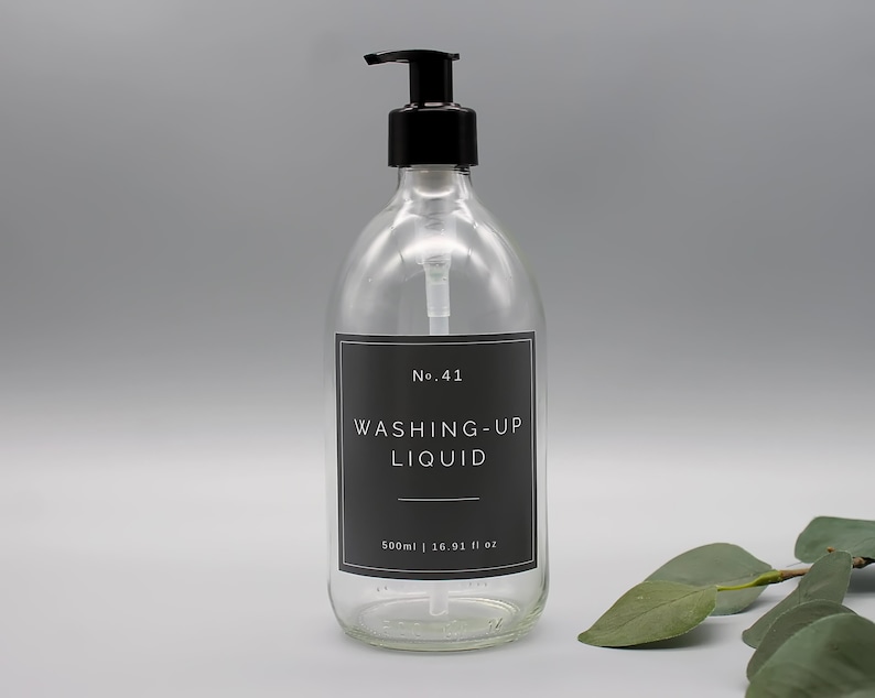 Puede incluir: Una botella de vidrio transparente con un dispensador de bomba negro. La botella tiene una etiqueta en blanco y negro que dice "No. 41 WASHING-UP LIQUID 500ml | 16.91 fl oz".