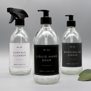 Puede incluir: Tres botellas de vidrio con tapas de bomba negras y etiquetas. Las botellas est&aacute;n llenas de l&iacute;quido transparente. Las etiquetas tienen fondos negros y texto blanco. Las etiquetas dicen "No. 40 Surface Cleaner 500ml | 16.91 fl oz", "No. 42 Liquid Hand Soap 500ml | 16.91 fl oz" y "No. 41 Washing-Up Liquid 500ml | 16.91 fl oz".