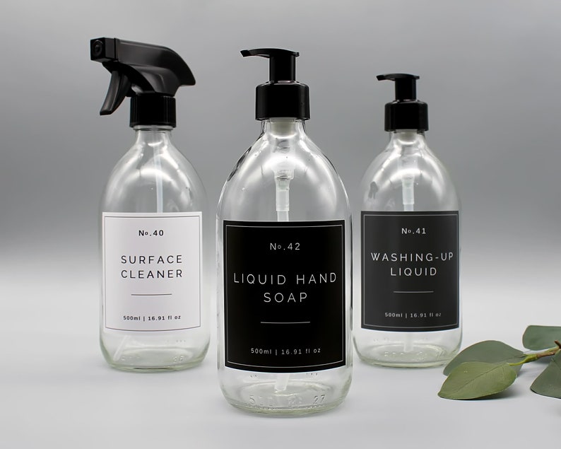 Puede incluir: Tres botellas de vidrio con tapas de bomba negras y etiquetas. Las botellas est&aacute;n llenas de l&iacute;quido transparente. Las etiquetas tienen fondos negros y texto blanco. Las etiquetas dicen "No. 40 Surface Cleaner 500ml | 16.91 fl oz", "No. 42 Liquid Hand Soap 500ml | 16.91 fl oz" y "No. 41 Washing-Up Liquid 500ml | 16.91 fl oz".