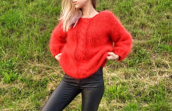 Rode vrouwen trui rode mohair trui rode kabel gebreide | Etsy Dikke rode mohair trui door SuperTanya | Etsy