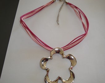 Halskette mit Blumenanhänger aus silbernem Metall, rosa Kordel mit 6 cm langer Kette