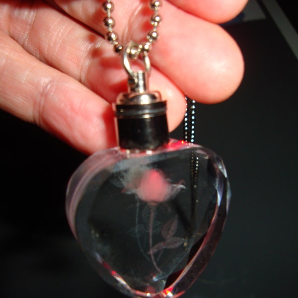 Collier pendentif coeur en verre , une rose rouge qui s'éclair pour les fêtes