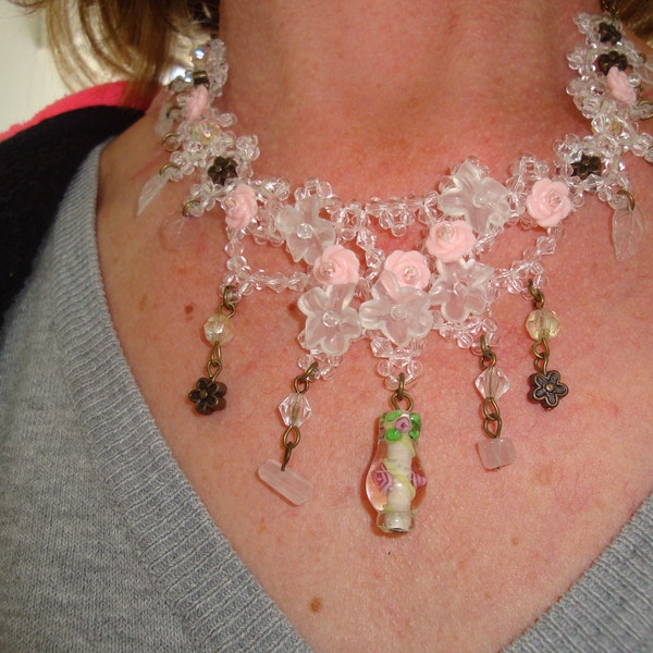 collier pour cérémonie ras du cou perle rocaille petite rose petite feuille chaine couleur bronze