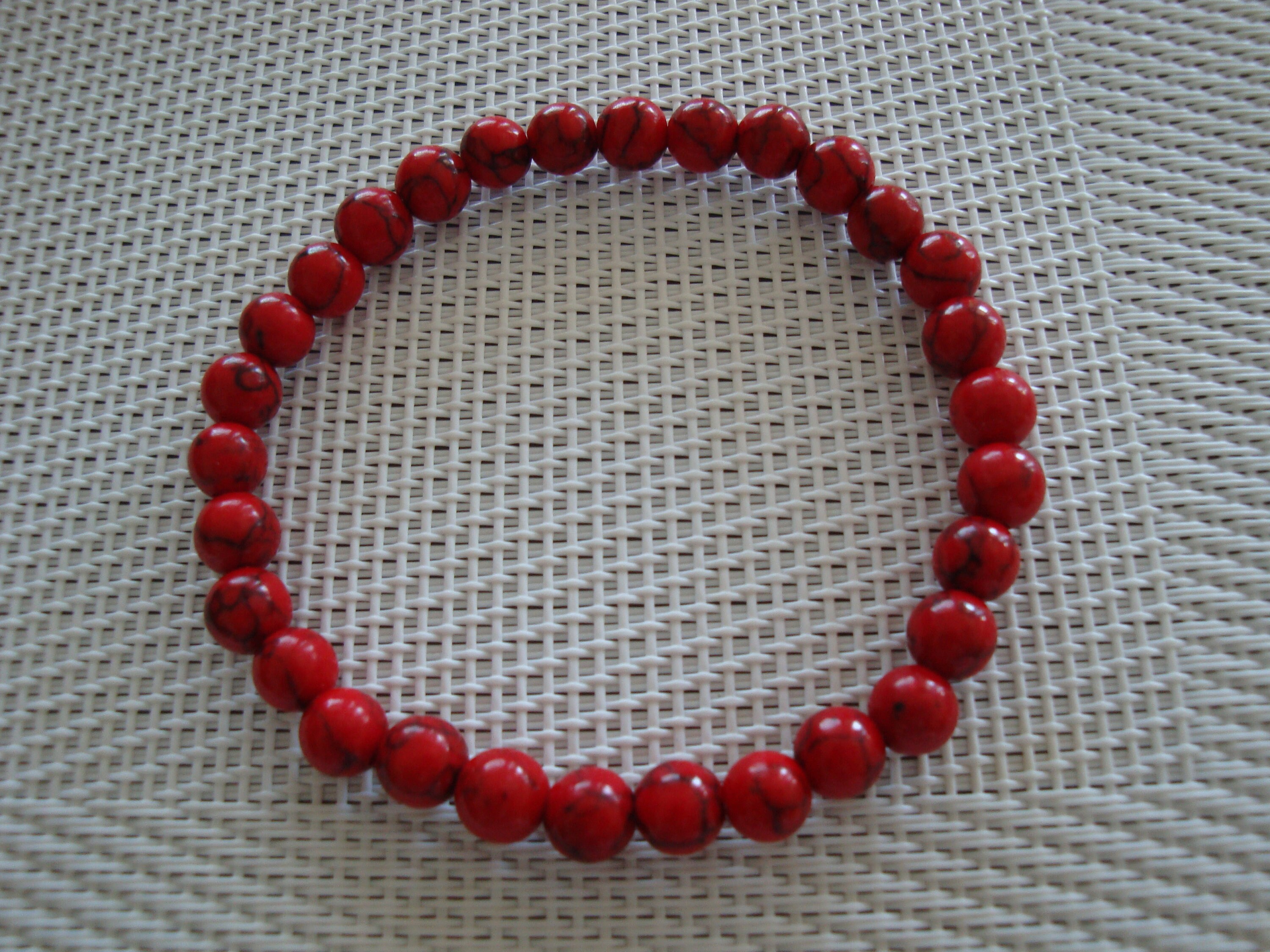 Bracelet artisanal en perles de howlite corail rouge, grès bleu et