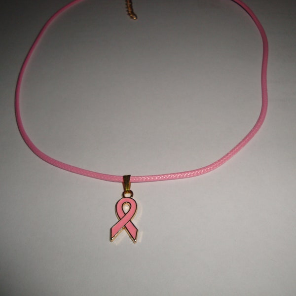 collier pendentif, la lutte contre le cancer du sein ruban rose en métal doré au verso cordon cuir souple