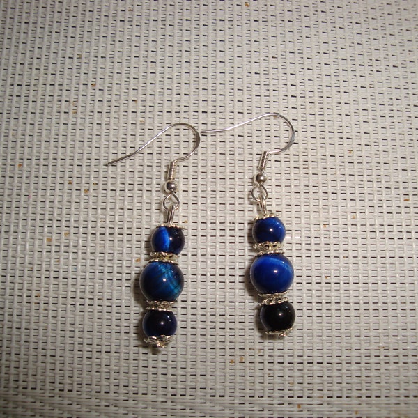 paire de boucle d'oreille oeil du tigre bleu foncé, crochet argenté sans nickel, perle ronde de 6 mm et 8 mm, petite coupelle argenté