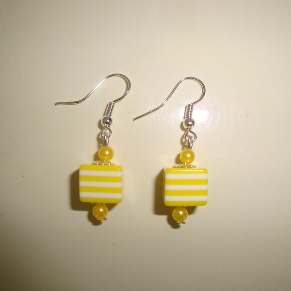 boucle d'oreille cube rayé résine jaune citron et blanc ,crochet argenté sans nickel