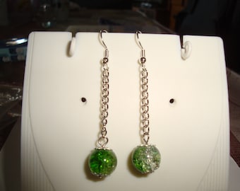 dangling earring, 1 cm bead in cracked green and transparent glass, nickel-free silver hook