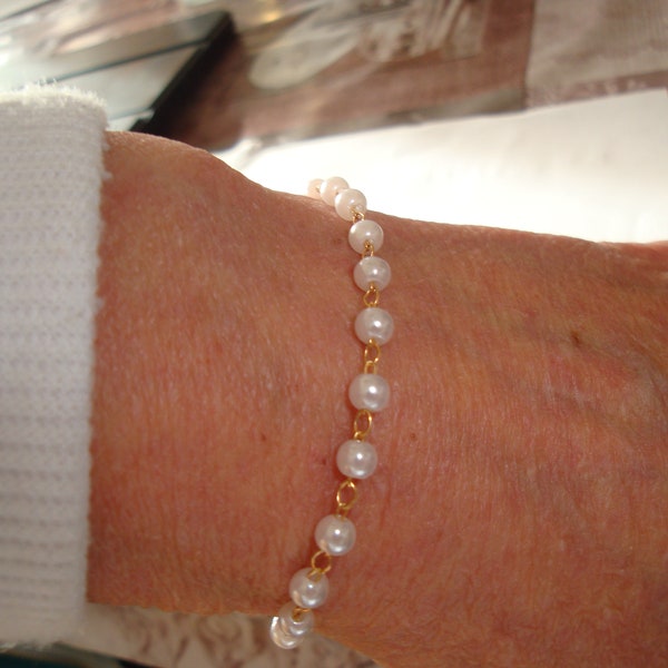 bracelet en perles nacrées de 4 mm sur chaine doré, fermoir mousqueton doré