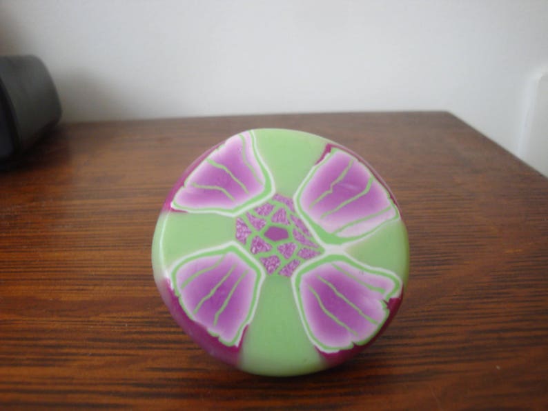 polymer flower silver plated Adjustable ring light pink ciuleur on green background flower fimo 4 centimeters diameter flat round