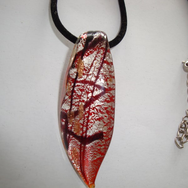 collier pendentif feuille en verre de Murano sur cordon en velours noir