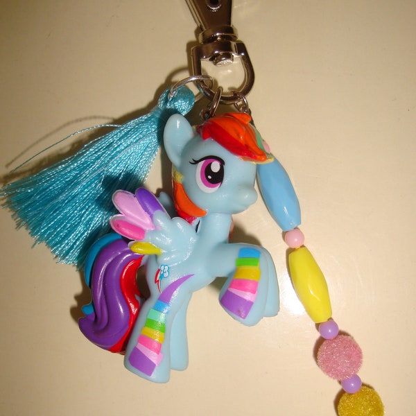 porte clé poney en silicone souple arc en ciel