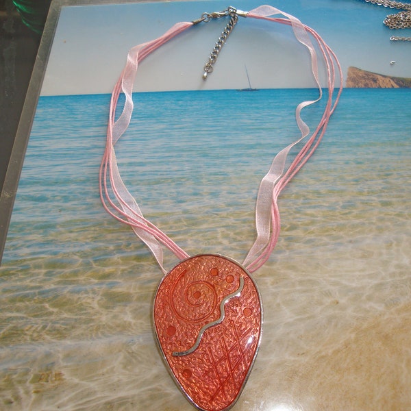 Collier pendentif rose saumon métal argenté au verso, ruban satin rose et cordon fin rose