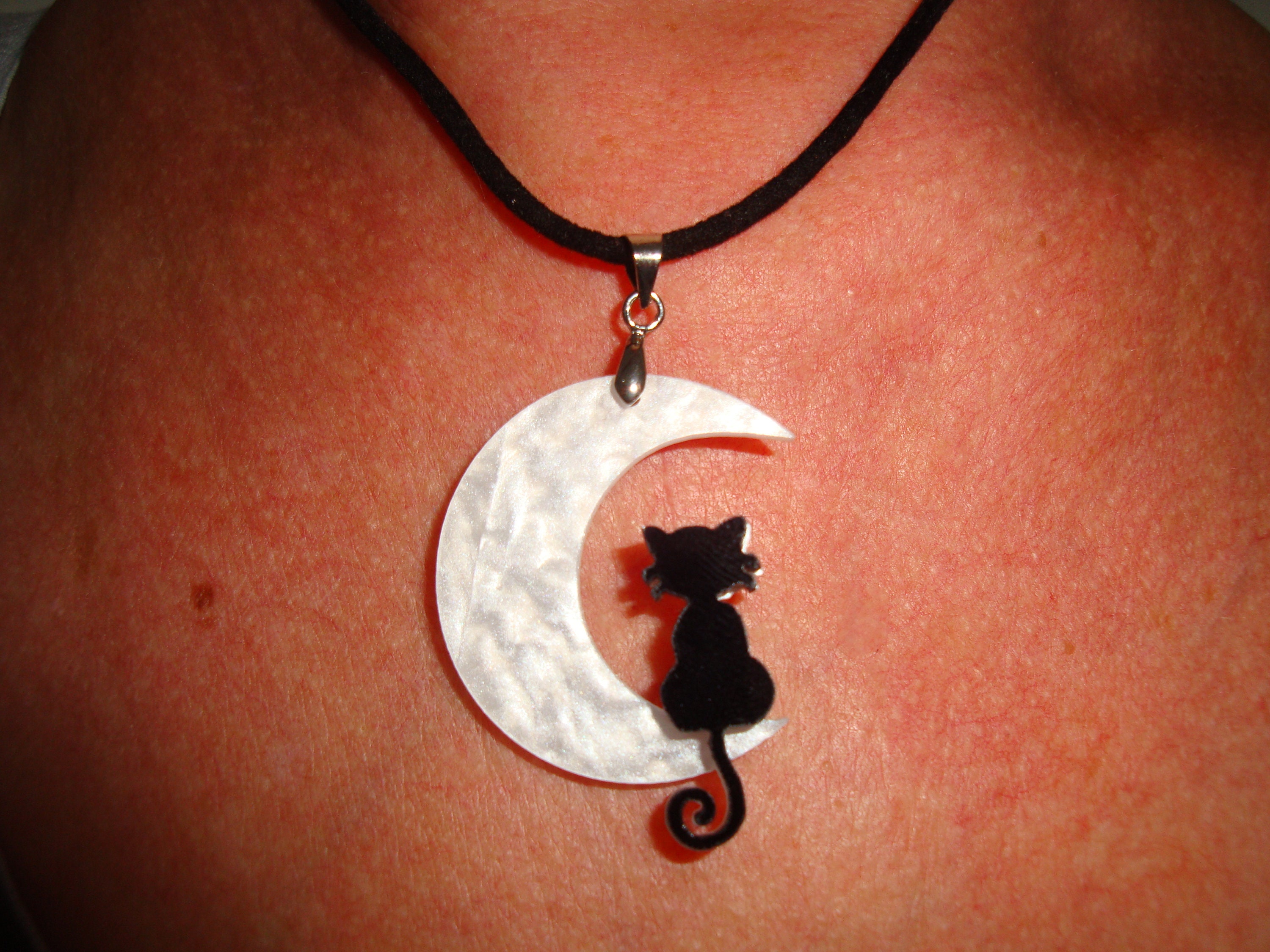 Broche Chat Noir Sur Cœur Rouge – Acier Inoxydable, Neuf