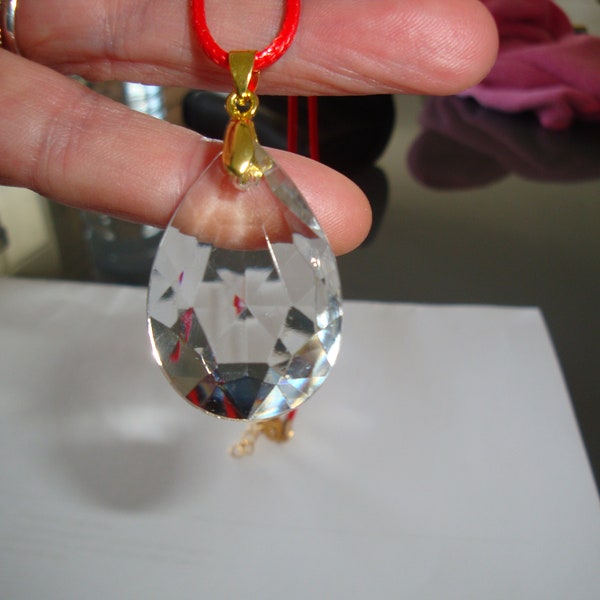 collier pendentif goutte à facette en cristal de roche (quartz) sur cordon en cuir rouge souple