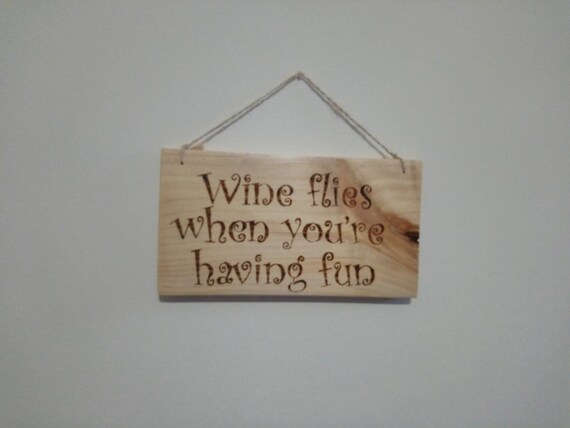 Handmade Funny// Plaque Gift Friends Wine o/'clock Coffee Keeps Me Going .
