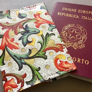 Porta Passaporto, Copertina per Passaporto, Custodia per Passaporto fatta a mano in Ecopelle, stile Carta Fiorentina, Modello Fiori Grandi