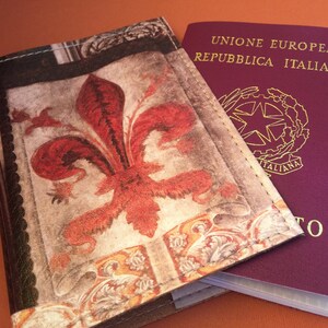 Porta Passaporto, Copertina per Passaporto, Custodia per Passaporto fatta a mano in Ecopelle, Carta Fiorentina, Modello Giglio Affresco