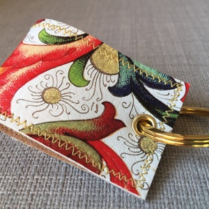 Portachiavi in Ecopelle Fatto a Mano in Stile Carta Fiorentina, Portachiavi Vintage con un Anello in Metallo, Modello Fiori Grandi